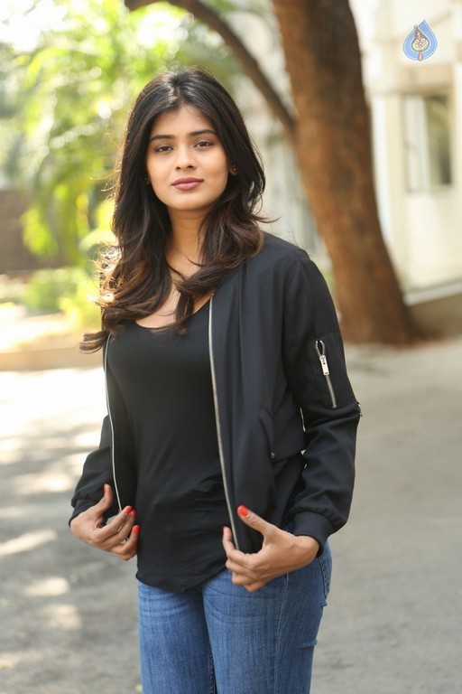 Hebah Patel New Gallery - 34 / 42 photos