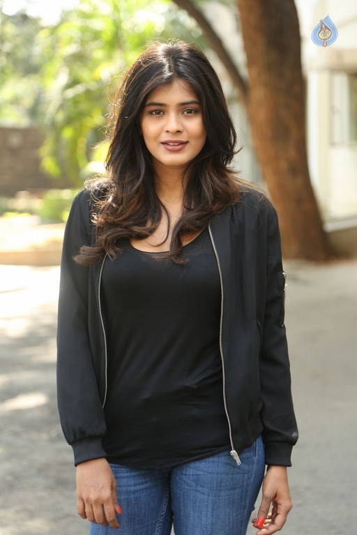 Hebah Patel New Gallery - 36 / 42 photos
