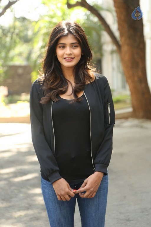 Hebah Patel New Gallery - 41 / 42 photos