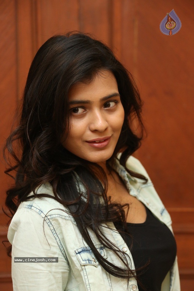 Hebah Patel New Gallery - 14 / 106 photos