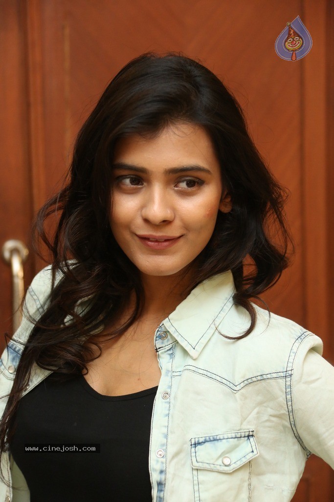 Hebah Patel New Gallery - 40 / 106 photos