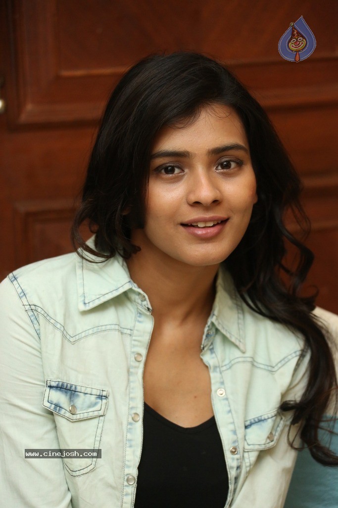 Hebah Patel New Gallery - 41 / 106 photos