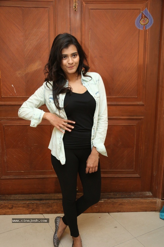 Hebah Patel New Gallery - 42 / 106 photos
