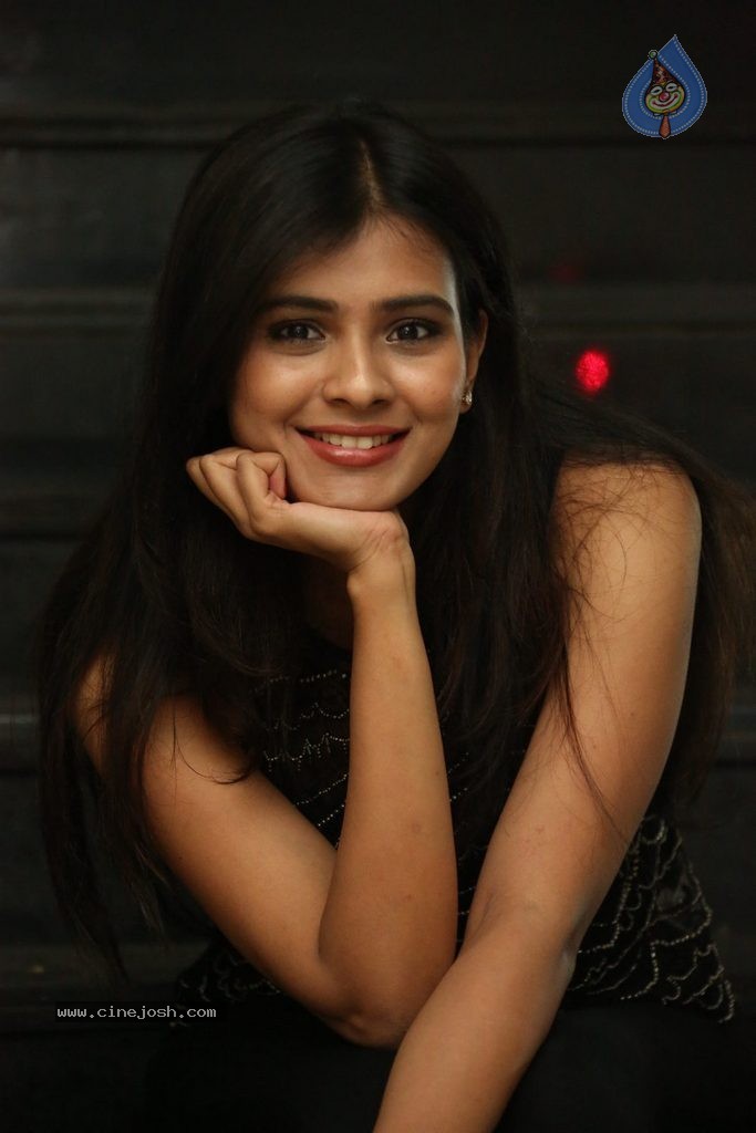 Hebah Patel New Gallery - 33 / 66 photos