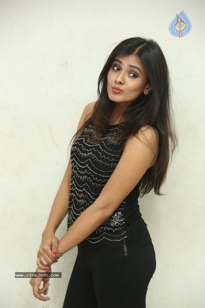 Hebah Patel New Gallery - 54 / 66 photos