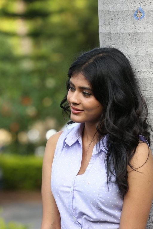 Hebah Patel New Photos - 16 / 38 photos