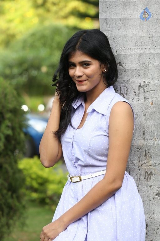 Hebah Patel New Photos - 19 / 38 photos