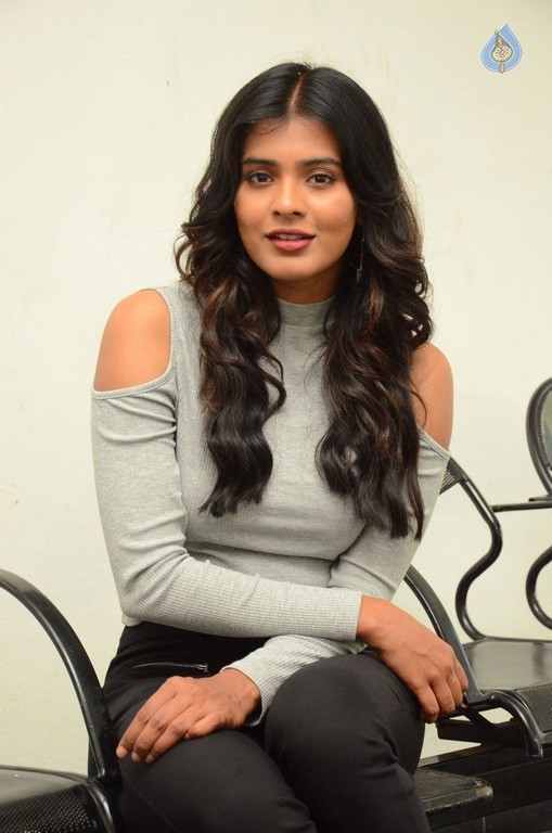 Hebah Patel New Photos - 9 / 42 photos