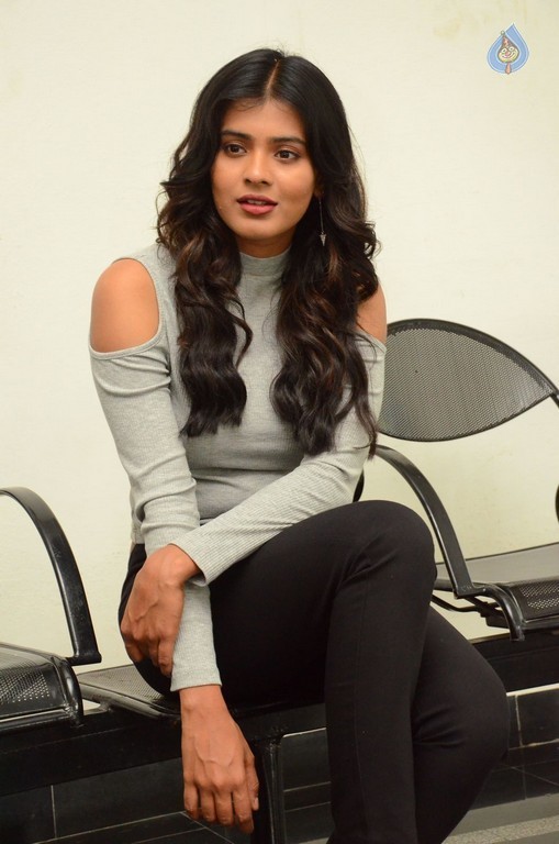 Hebah Patel New Photos - 27 / 42 photos