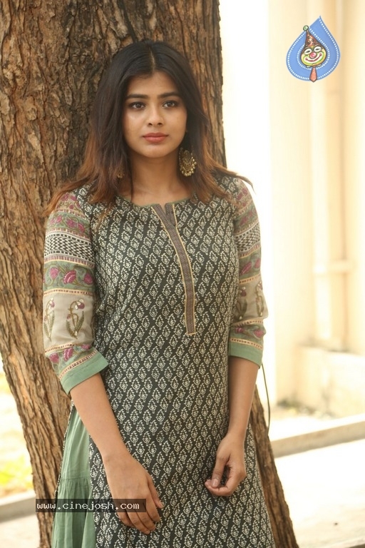 Hebah Patel New Photos - 5 / 30 photos