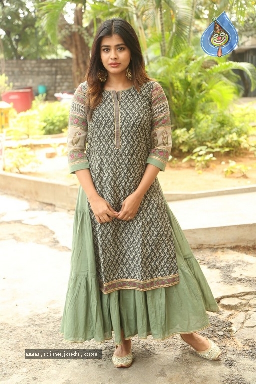 Hebah Patel New Photos - 8 / 30 photos