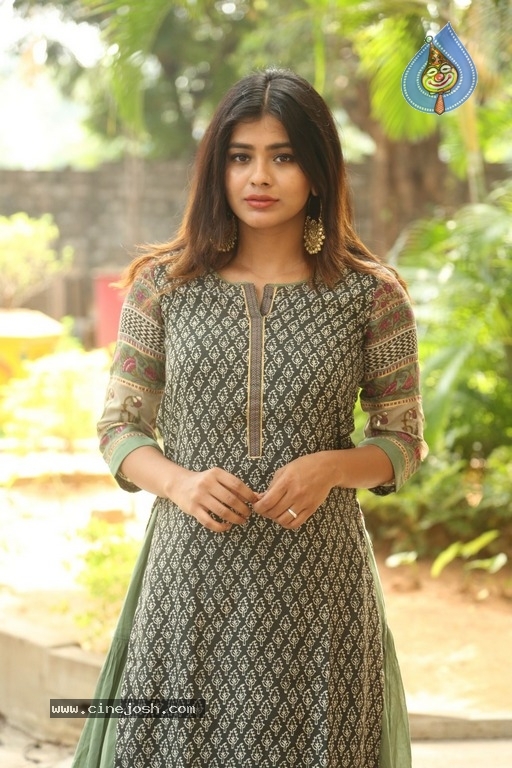 Hebah Patel New Photos - 10 / 30 photos