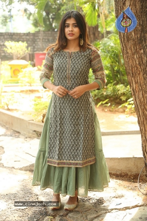 Hebah Patel New Photos - 14 / 30 photos
