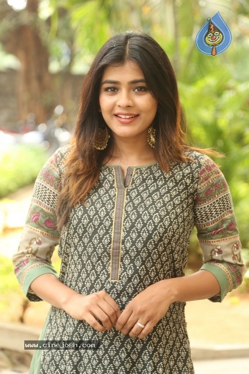 Hebah Patel New Photos - 16 / 30 photos