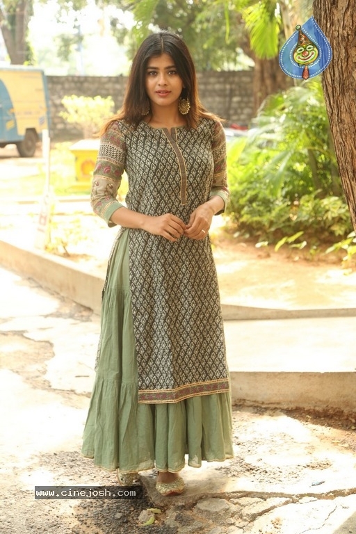 Hebah Patel New Photos - 17 / 30 photos