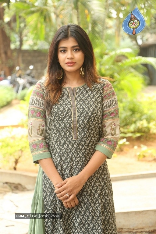Hebah Patel New Photos - 18 / 30 photos