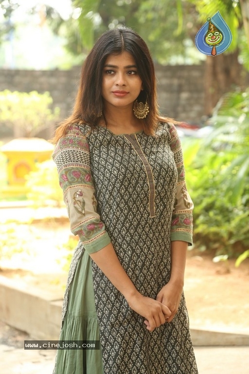 Hebah Patel New Photos - 19 / 30 photos