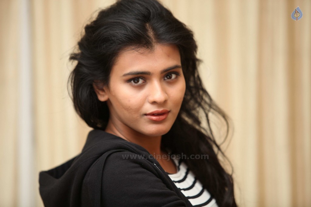 Hebah Patel New Pics - 28 / 50 photos