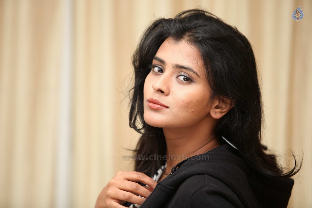 Hebah Patel New Pics - 38 / 50 photos