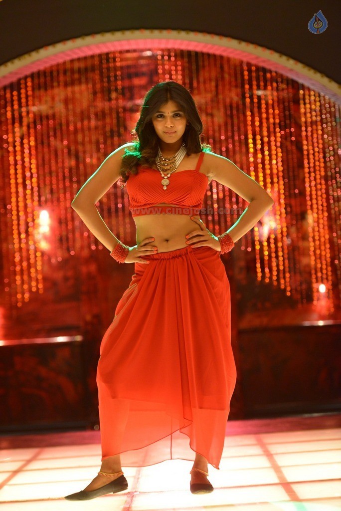 Hebah Patel New Pics - 6 / 11 photos