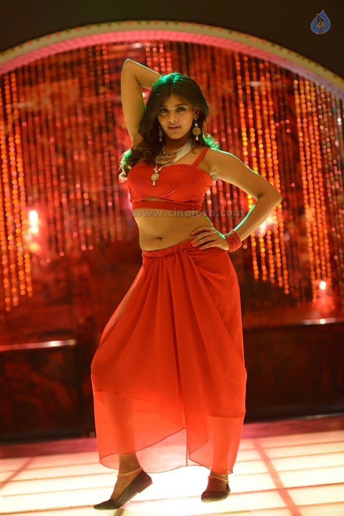 Hebah Patel New Pics - 10 / 11 photos