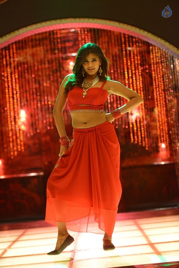 Hebah Patel New Pics - 11 / 11 photos