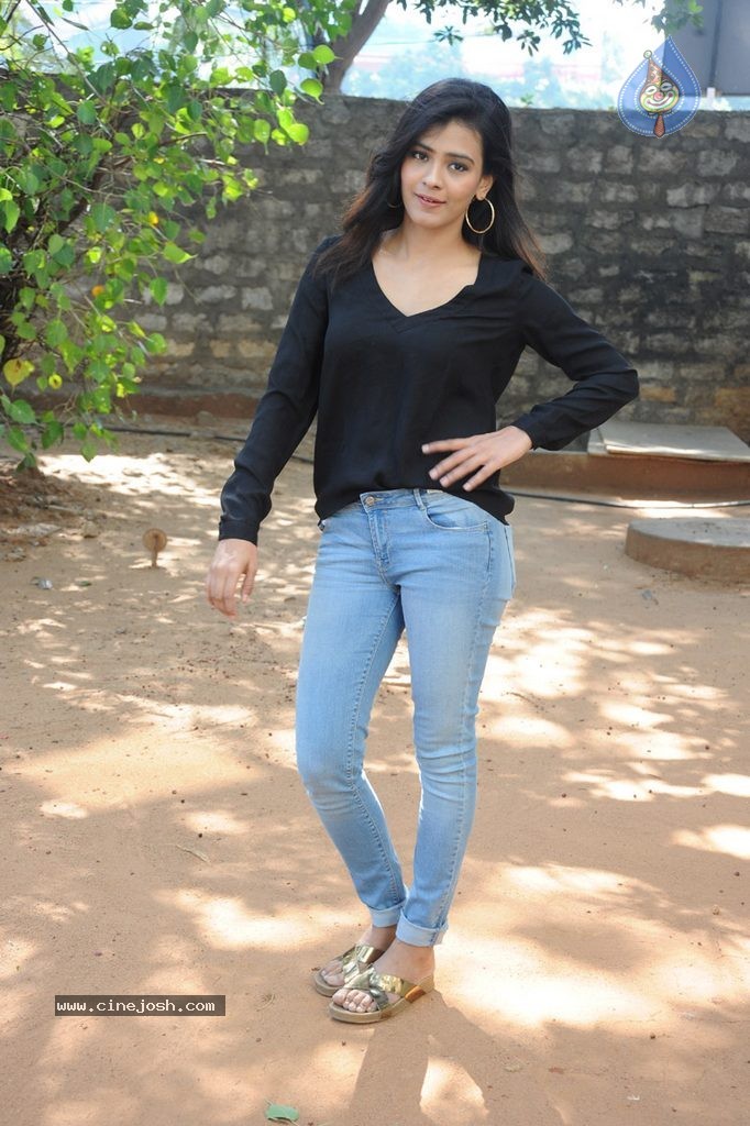 Hebah Patel New Stills - 22 / 120 photos
