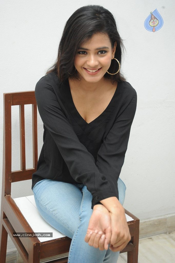 Hebah Patel New Stills - 42 / 120 photos