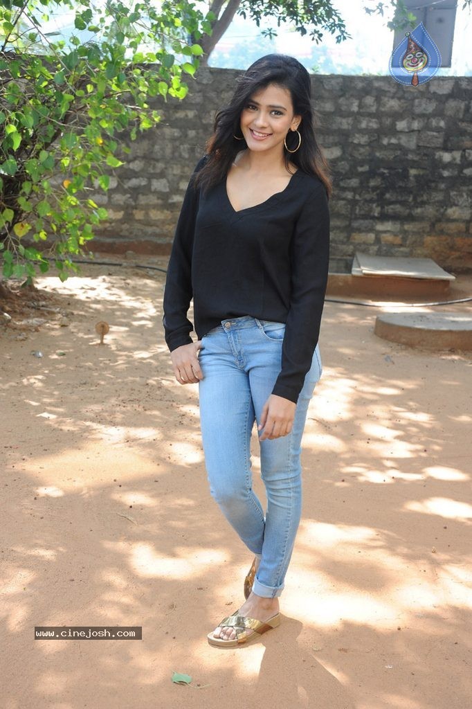 Hebah Patel New Stills - 43 / 120 photos