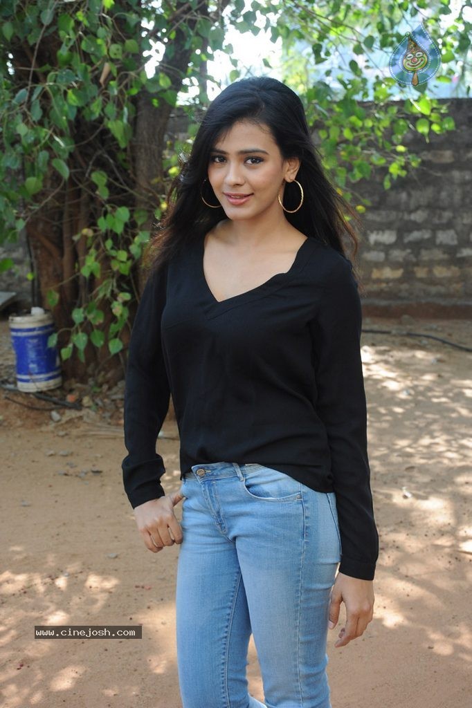 Hebah Patel New Stills - 46 / 120 photos