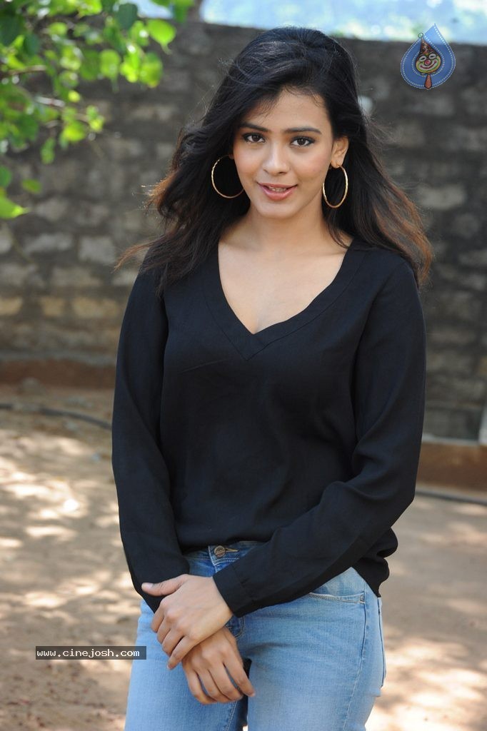 Hebah Patel New Stills - 55 / 120 photos