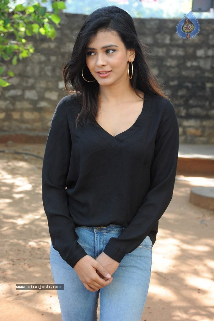 Hebah Patel New Stills - 58 / 120 photos