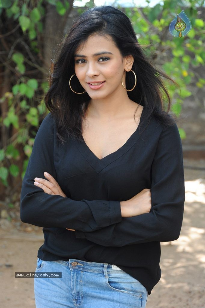 Hebah Patel New Stills - 71 / 120 photos