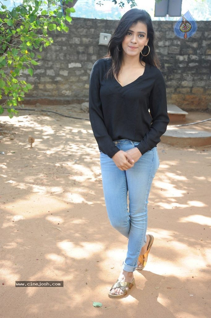 Hebah Patel New Stills - 76 / 120 photos