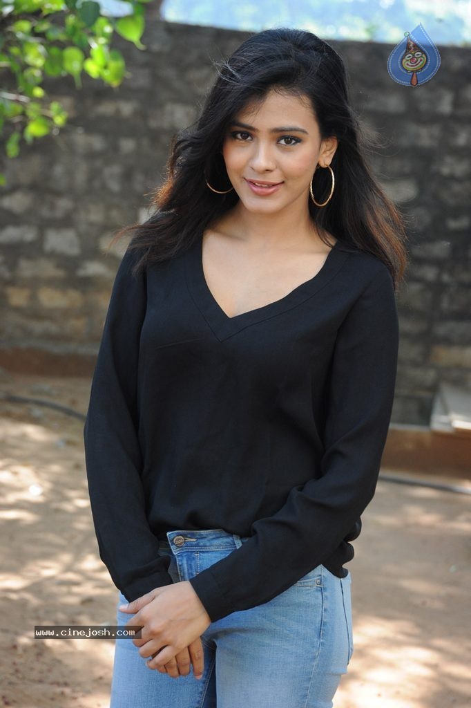 Hebah Patel New Stills - 77 / 120 photos