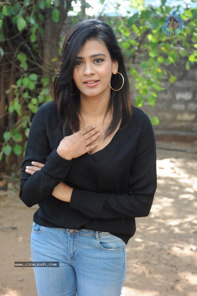 Hebah Patel New Stills - 102 / 120 photos