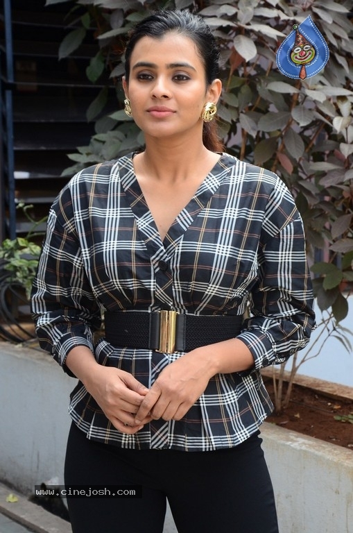 Hebah Patel Photos - 9 / 21 photos