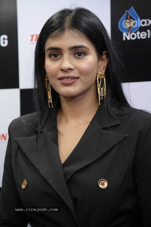 Hebah Patel Photos - 13 / 16 photos