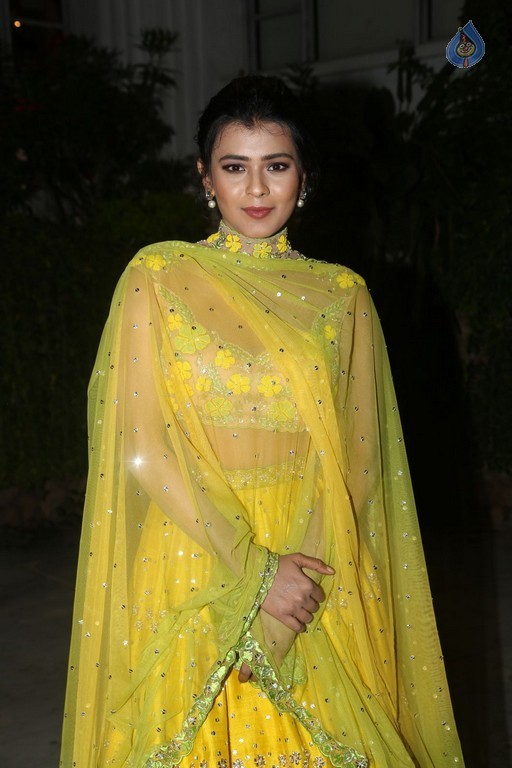 Hebah Patel Pics - 28 / 32 photos