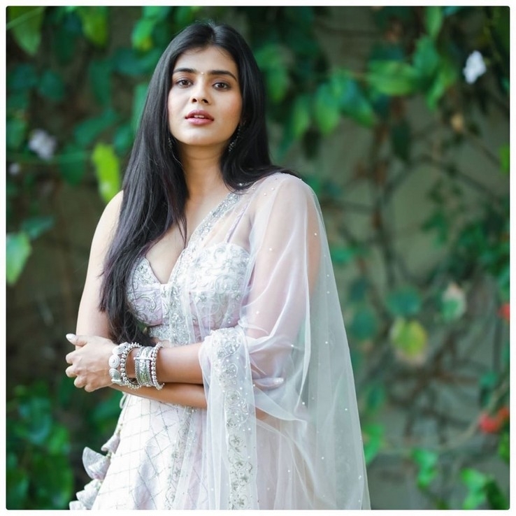 Hebah Patel Stills - 4 / 19 photos