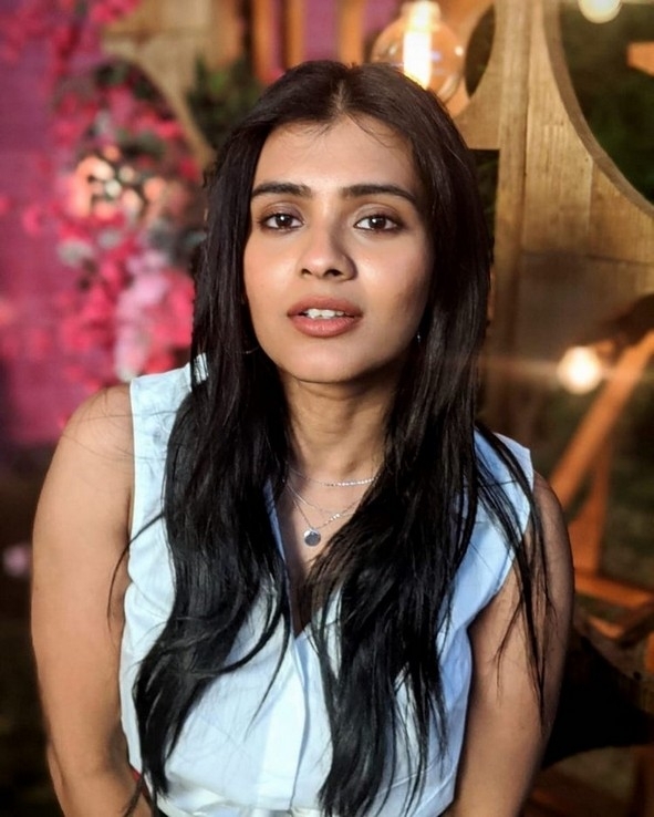 Hebah Patel Stills - 11 / 19 photos