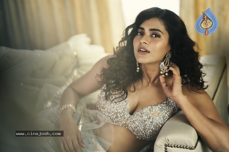 Hebah Patel Stills - 7 / 22 photos