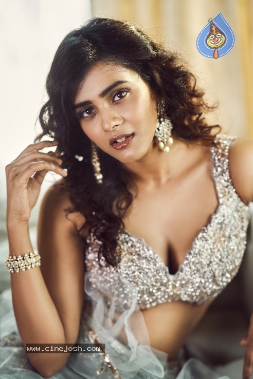 Hebah Patel Stills - 12 / 22 photos