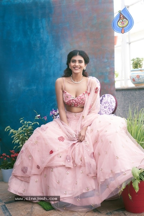 Hebah Patel Stills - 14 / 22 photos