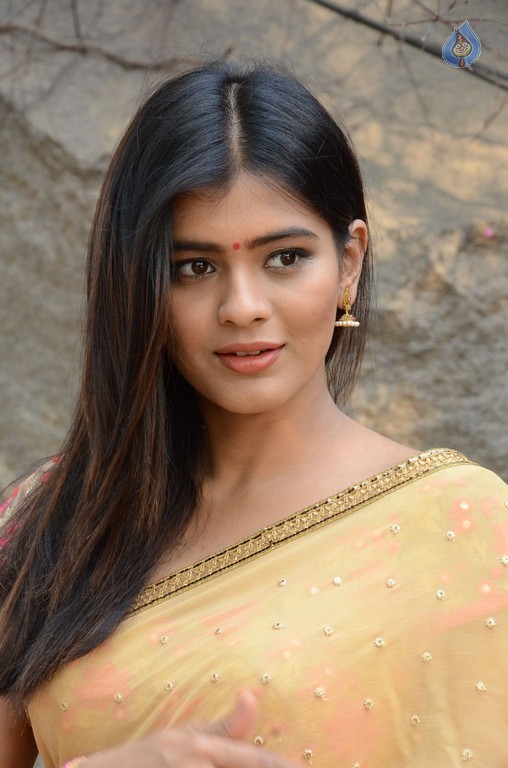 Hebah Patel Latest Gallery - 32 / 60 photos