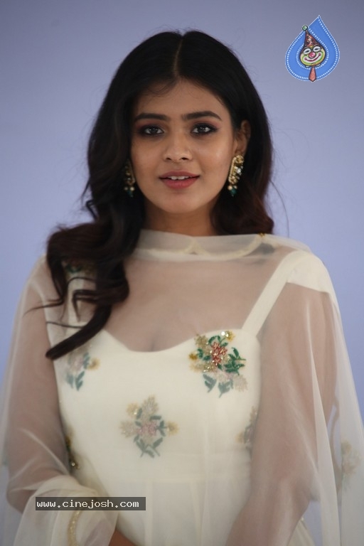 Hebah Patel Pictures - 7 / 21 photos