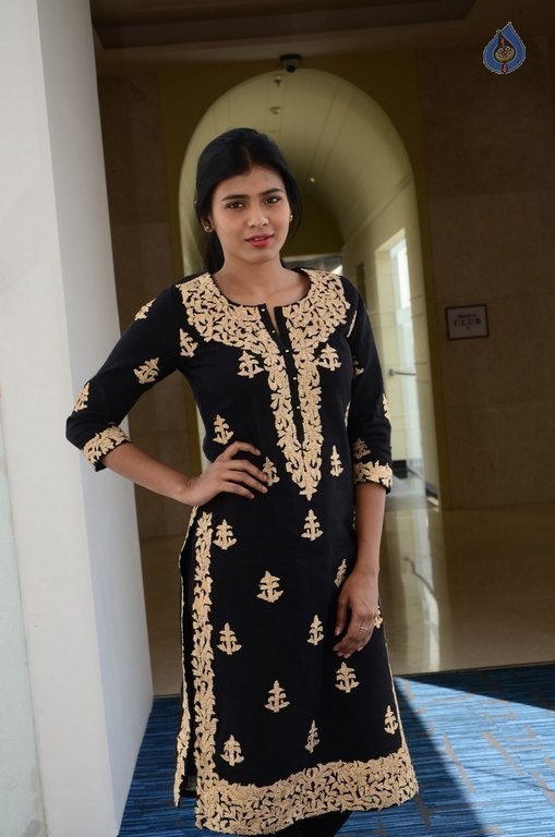 Heebah Patel New Pics - 20 / 36 photos