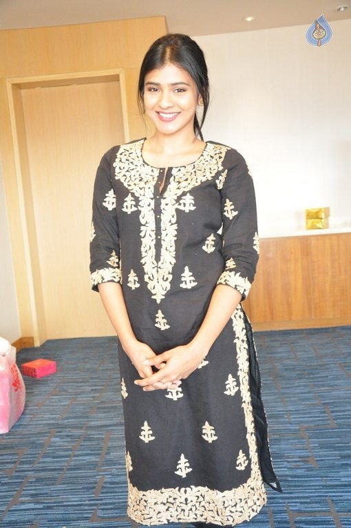 Heebah Patel New Pics - 24 / 36 photos