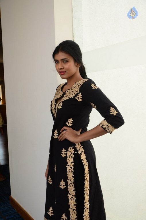 Heebah Patel New Pics - 25 / 36 photos