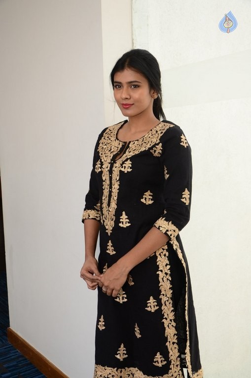 Heebah Patel New Pics - 28 / 36 photos